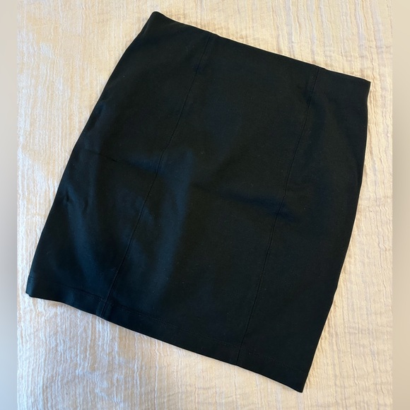 Aritzia Talula Black fitted skirt - Picture 2 of 3
